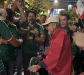 Durante la Copa del Mundo, en Guadalajara aficionados hicieron la coperacha para apoyar a abuelito que vendía playeras junto a su perro. (Redes Sociales)