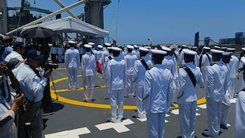Guardiamarinas de la Armada de México durante la conmemoración del Día de la Marina, este lunes. (Crédito: Miguel Flores | Infobae México)