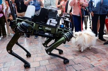 A diferencia de otros prototipos, el nuevo sistema utiliza inteligencia artificial avanzada para procesar comandos de voz. (Foto referencial/Reuters)