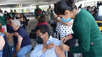 Vacunación contra COVID-19 a maestros