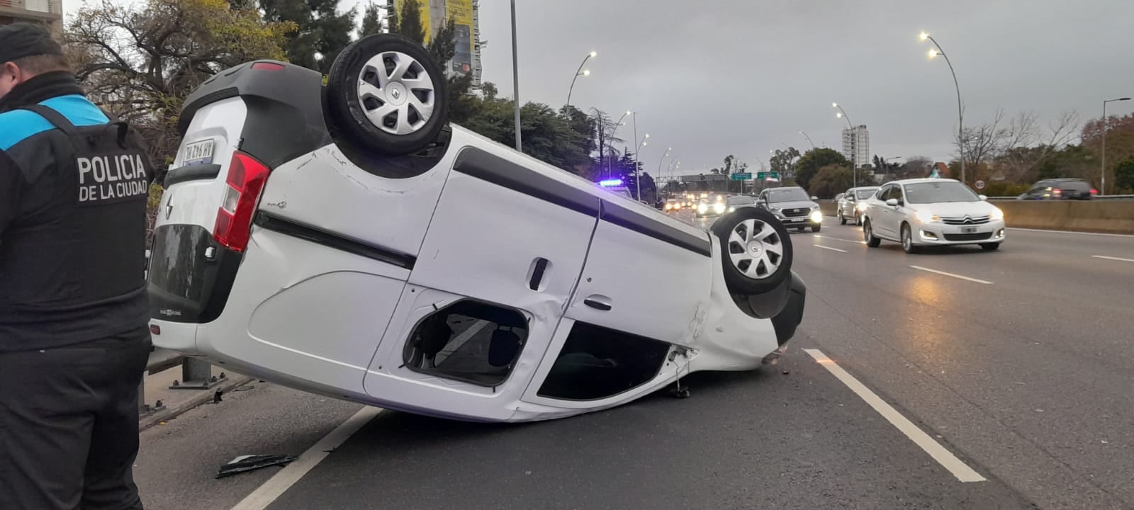 La camioneta utilizaria volcada sobre General Paz