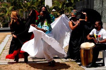 La senadora popular del Distrito de Mayagüez-Aguadilla, Ada García Montes (i); la bailadora Narcisa Córdova (i), y la gestora cultural y directora artística del Junte Loiceño, Maribella Burgos (d), bailan Bomba este martes durante la celebración del Día Nacional de la Bomba en la Plaza de la Identidad Puertorriqueña, en el lado sur del Capitolio (sede de las cámaras legislativas) en la capital San Juan. Puerto Rico conmemora este martes el Día Nacional de la Bomba, un genero musical que nació en la isla con la llegada de los esclavos africanos hace siglos y que renace con fuerza con las mujeres cada vez con más protagonismo. EFE/Thais Llorca