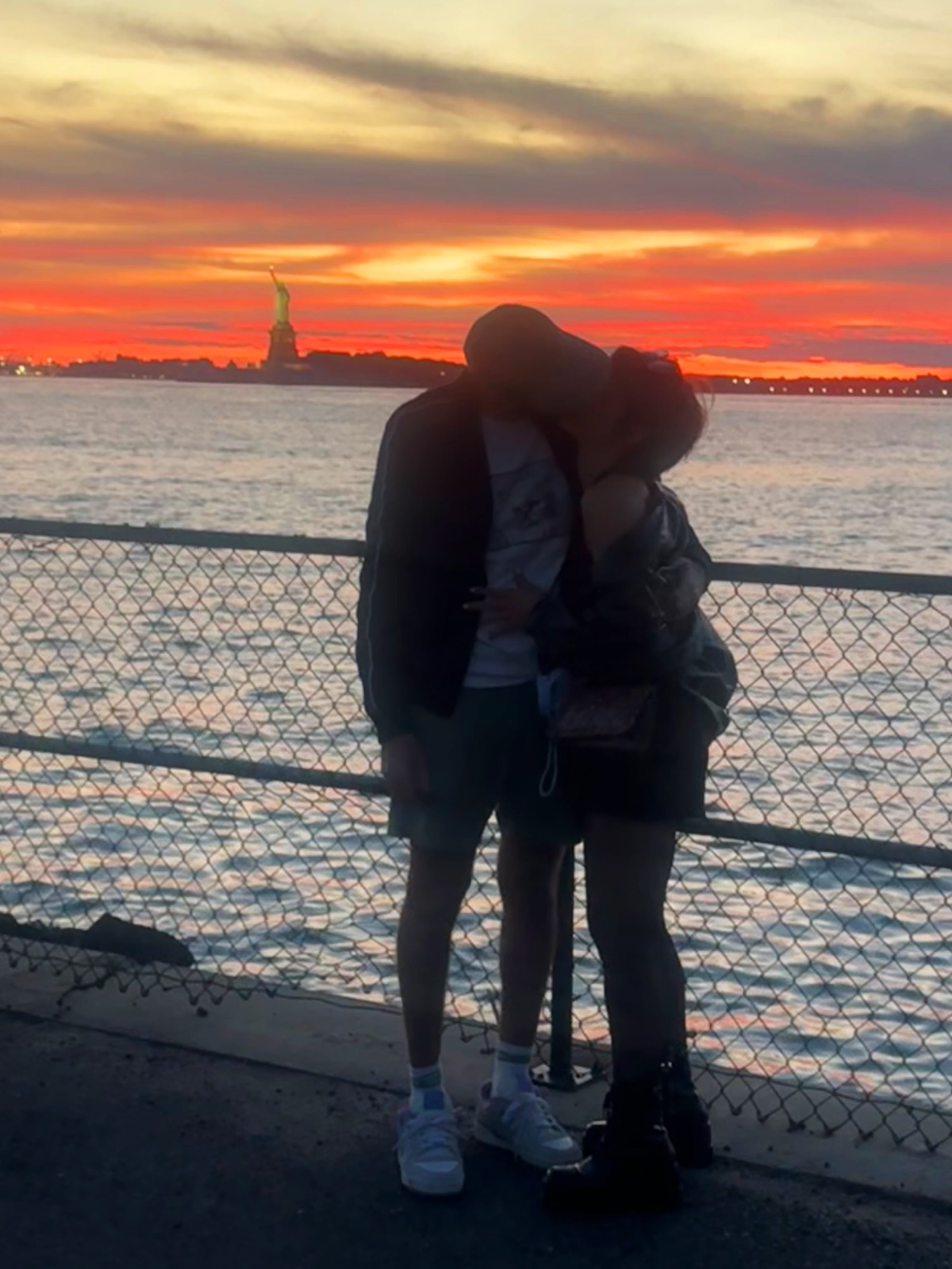 Con la Estatua de la Libertad de fondo, la pareja compartió una tierna foto (Instagram)