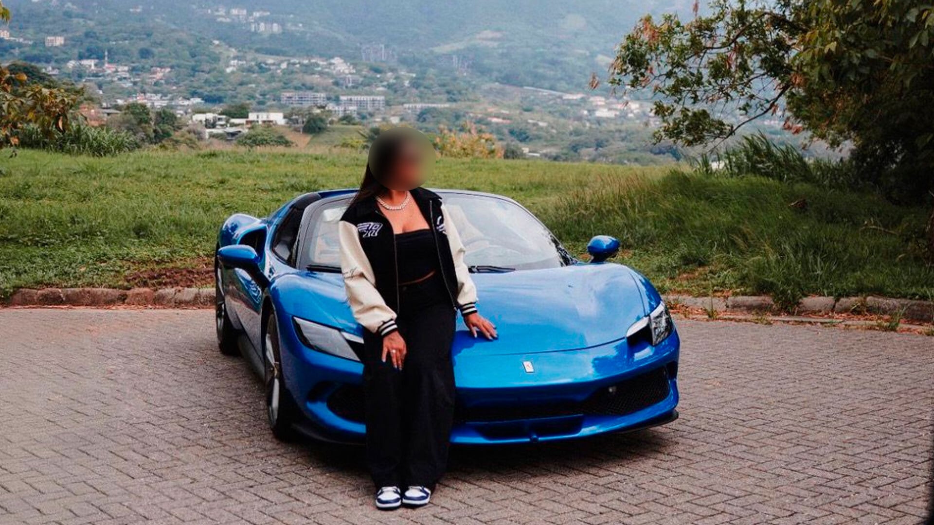 Las autoridades de Costa Rica relacionan el lavado de dinero a la compra de vehículos de alta gama, como el que luce en esta gráfica la hija de uno de los imputados.