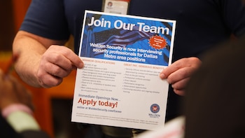 Estados Unidos registró un fuerte crecimiento del trabajo en marzo y la tasa de desempleo bajó al 4,3%