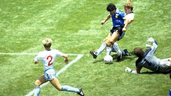 FOTO DE ARCHIVO: Diego Maradona marca para Argentina en el partido contra Inglaterra por los cuartos de final de la Copa Mundial 1986