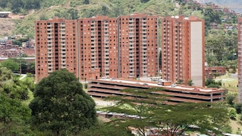 Mujer murió tras caer con su camioneta desde un parqueadero en Medellín: al parecer fue víctima de su inexperiencia