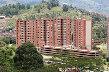 Testigos indicaron que la conductora aceleró, derribó un muro del estacionamiento y la camioneta terminó volcada - crédito Constructora Capital