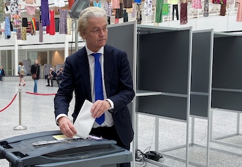El líder de extrema derecha holandés Geert Wilders vota durante una elección de la UE en La Haya, Países Bajos, el 6 de junio de 2024. REUTERS/Lewis Macdonald
