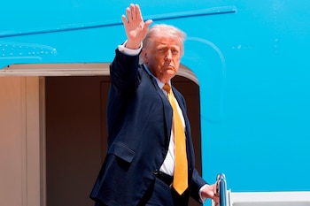 El presidente de EEUU, Donald Trump, saluda con la mano desde las escaleras del Air Force One mientras sube en la Base Conjunta Andrews, en Maryland, el martes 12 de mayo de 2026, para emprender un viaje a China con el fin de reunirse con el presidente chino Xi Jinping (AP/Luis M. Álvarez)