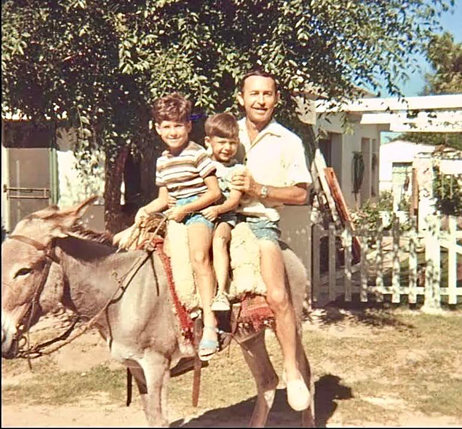 Leibele Schwartz junto a dos de sus hijos, Paul Kirzner y Adrián Suar. Primer marido de Cecilia Hansfull, madre de Divina Gloria