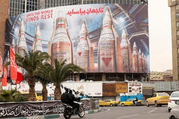 Personas en motocicletas pasan junto