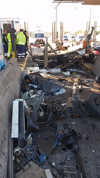 Así quedó la zona del impacto en la cabina de peaje de la Panamericana (Fotos: Policía de la provincia de Buenos Aires)