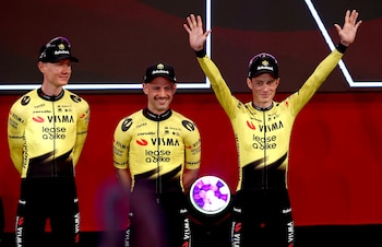 El ciclista danés Jonas Vingegaard (d), durante la presentación de su equipo, Visma | Lease a Bike, para el Giro de Italia el pasado 6 de mayo. EFE/ BORISLAV TROSHEV