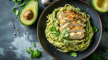 Pasta cremosa, aguacate, pollo, platillo saludable, receta casera. - (Imagen Ilustrativa Infobae)