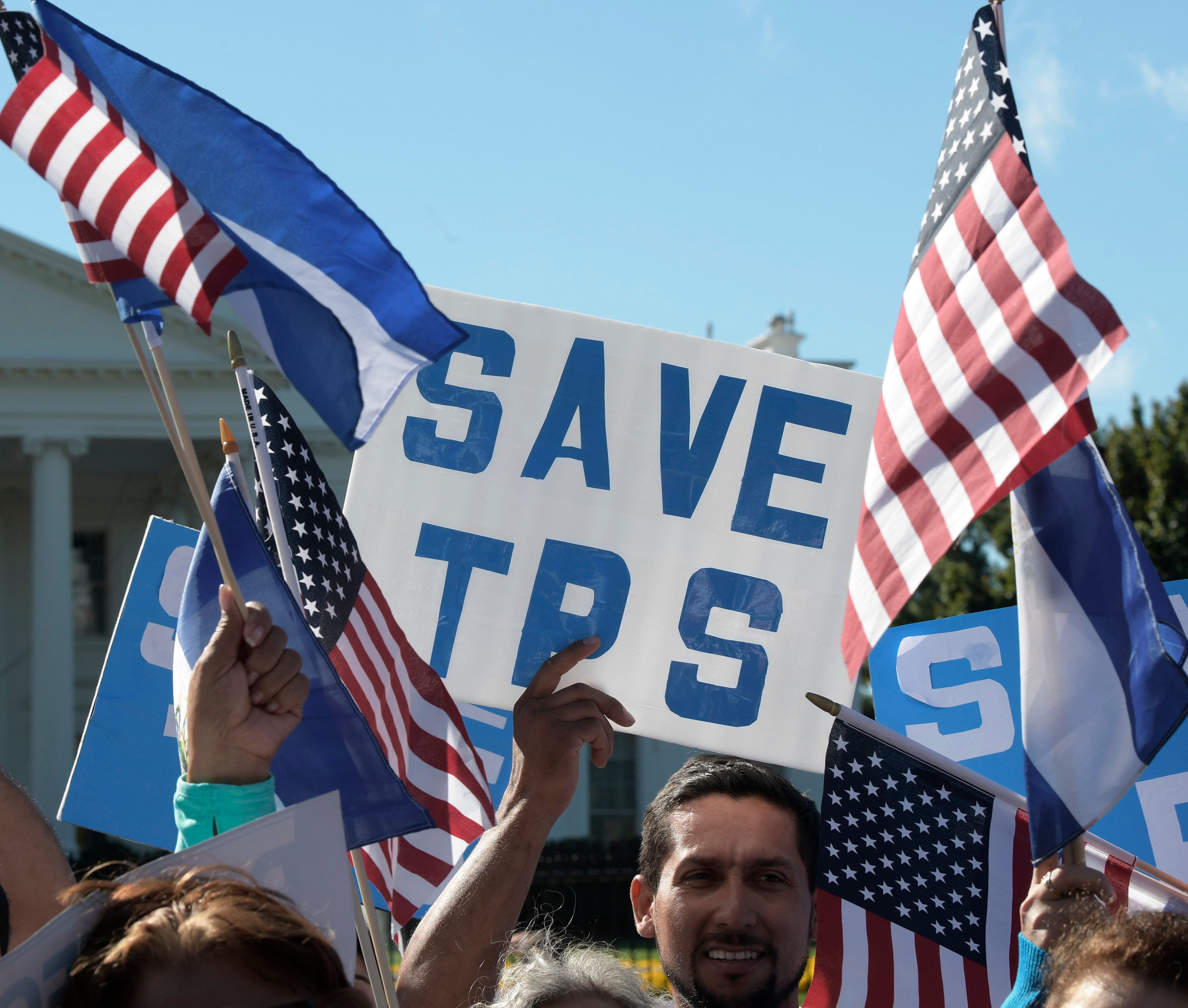 Más de 170 mil salvadoreños en Estados Unidos siguen sin una definición oficial sobre el TPS a pocos días de la fecha decisiva. (EFE/Lenin Nolly/Archivo)