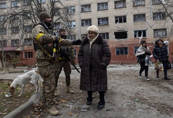 Los militares ucranianos hablan con