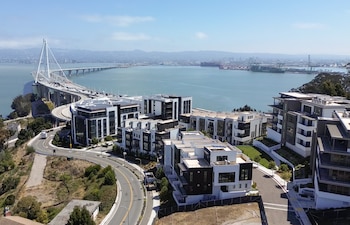 El puente de la bahía conecta San Francisco con Treasure Island y Yerba Buena Island