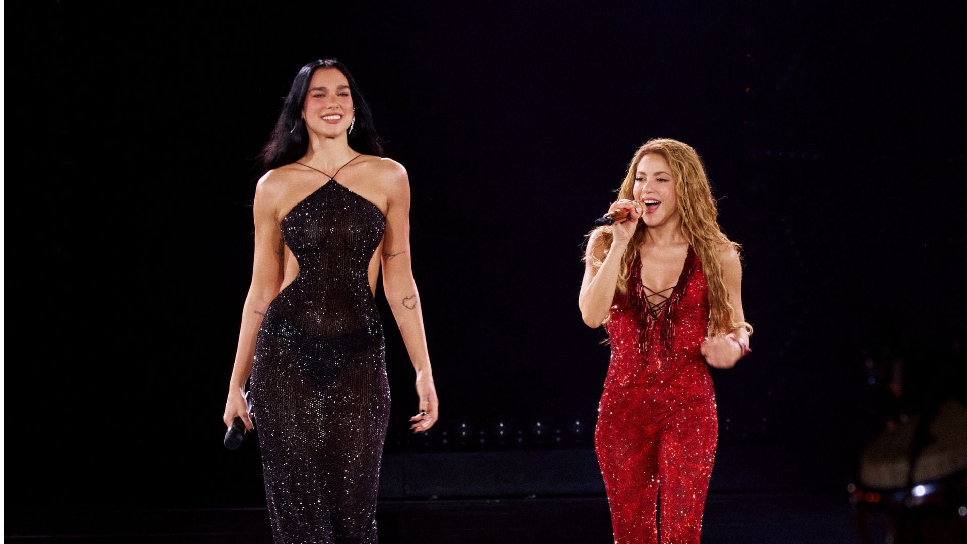 Dua Lipa y Shakira, durante el concierto de la colombiana en Madrid. (Instagram)