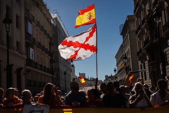 Varias personas portan una bandera de España y otra con la Cruz de Borgoña durante una manifestación (Alejandro Martínez Vélez / Europa Press)
