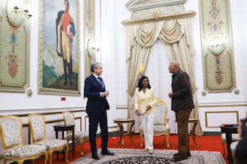 Delcy Rodríguez (c) hablando junto