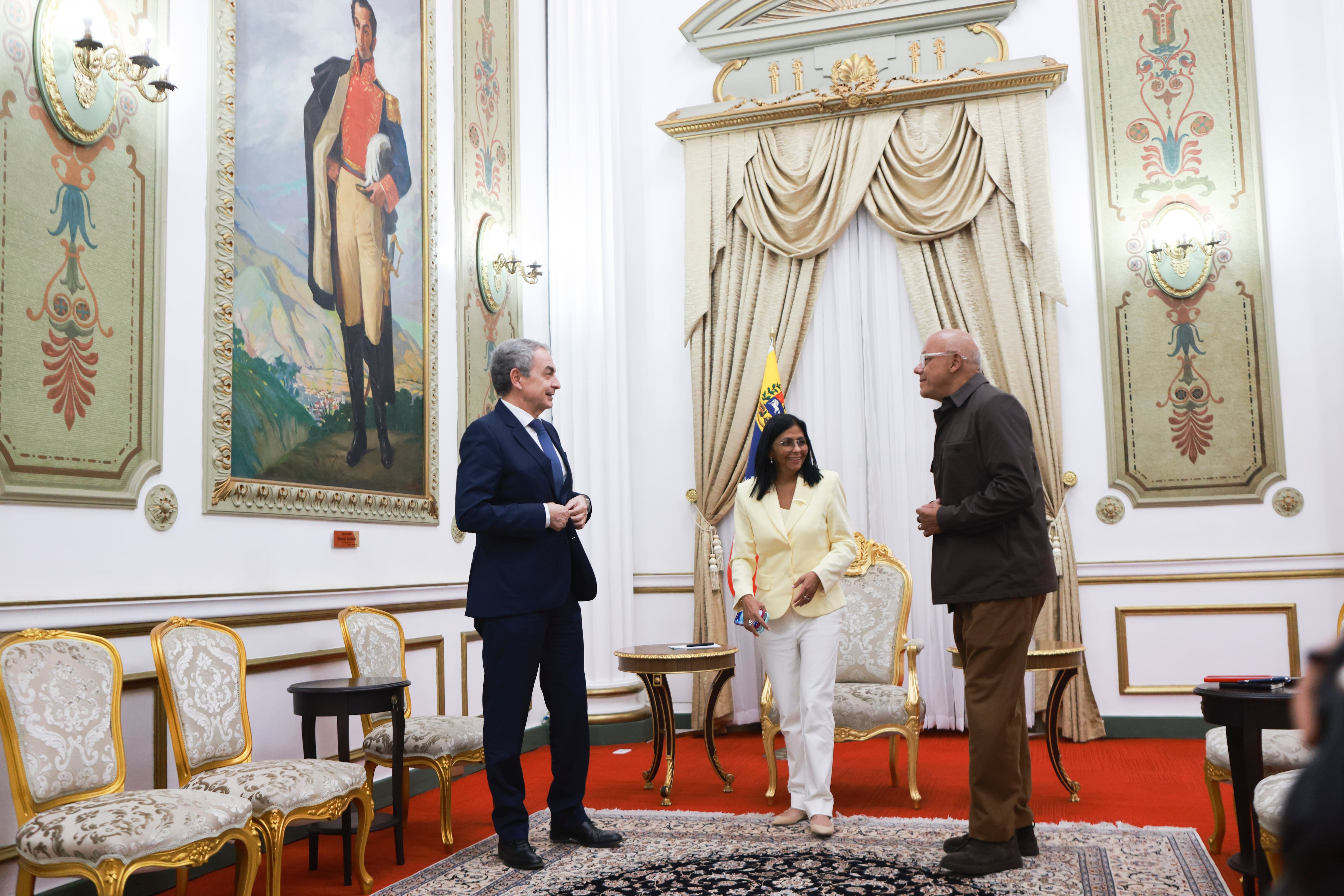 Delcy Rodríguez (c) hablando junto a al expresidente del Gobierno español, José Luis Rodríguez Zapatero (i), y el presidente de la Asamblea Nacional de Venezuela, Jorge Rodríguez (EFE)
