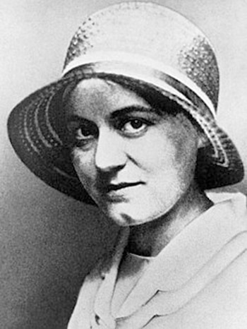 Retrato en blanco y negro de Edith Stein, una mujer con sombrero cloche y cuello blanco, mirando hacia adelante