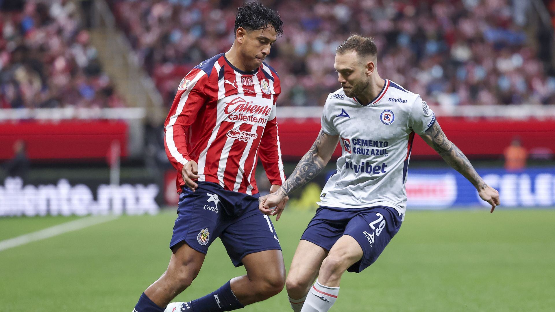 Chivas domina a Cruz Azul pero no logra anotar gol (X@ChivasEN_)