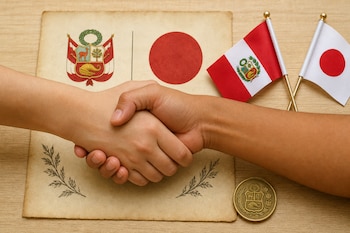 Dos manos estrechándose sobre un pergamino con el escudo de Perú y el sol rojo de Japón, junto a banderas de ambos países y una moneda.