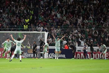El Tri enfrentará a Australia el 30 de mayo en el Rose Bowl y a Serbia el 4 de junio en el Estadio Nemesio Diez como parte de su preparación final. (AP Foto/Eduardo Verdugo)