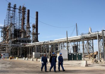 Foto de archivo de trabajadores en la refinería de LyondellBasell en Houston, Texas
Mar 6, 2013. REUTERS/Donna Carson