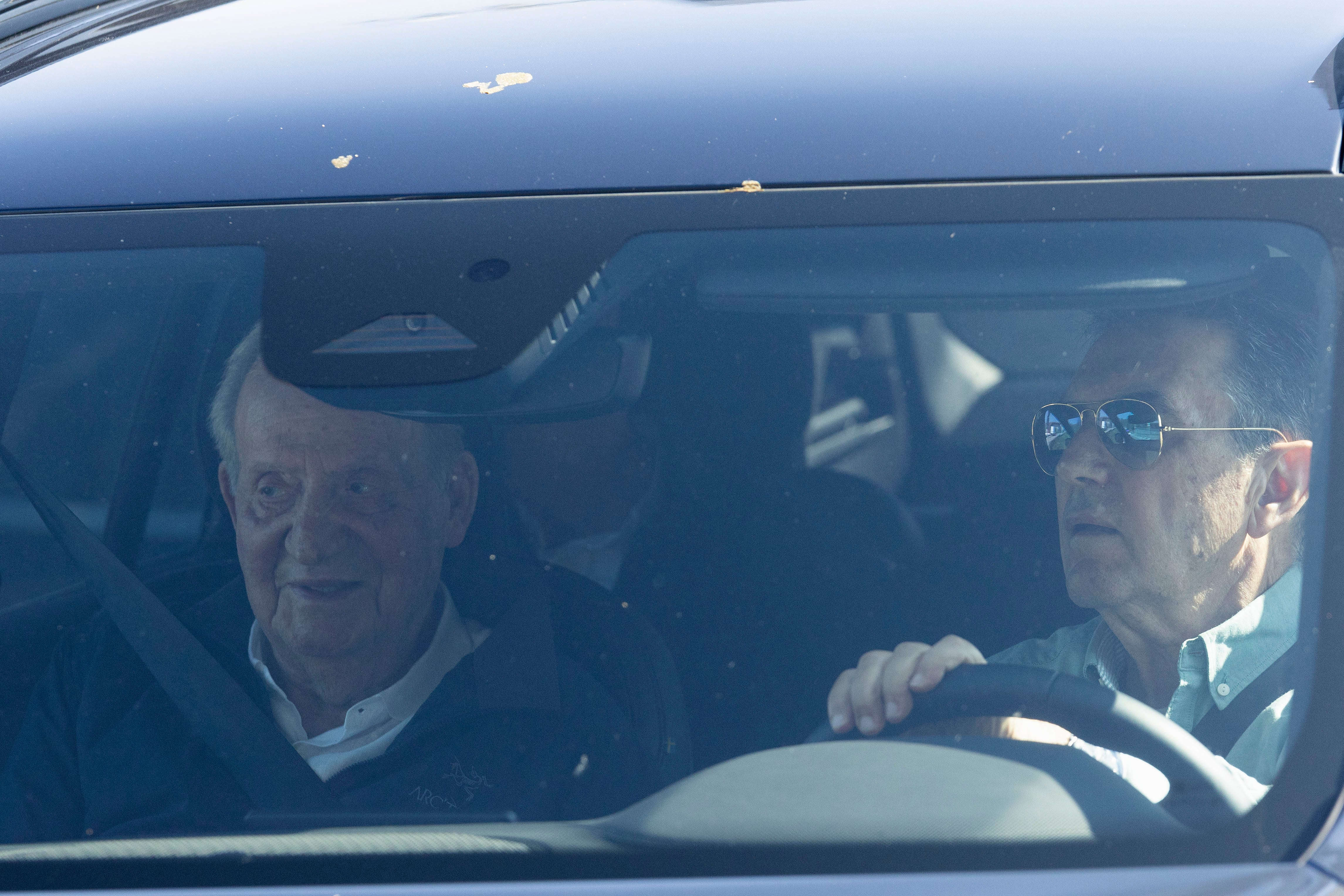 El rey emérito Juan Carlos I ha llegado a Vigo este jueves en su quinta visita a Galicia este año. (EFE/ Salvador Sas).