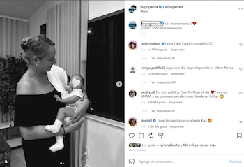 Una mujer sostiene en brazos a un bebé frente a una ventana, en una captura de pantalla en blanco y negro de Instagram