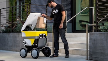 Demandan a robots repartidores de comida por escanear rostros y cuerpos sin permiso