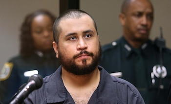 George Zimmerman escucha a la
