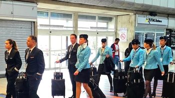 Pasajeros colombianos de Plus Ultra quedaron retenidos 24 horas en Caracas tras desvío inesperado y falta de respuesta de la aerolínea