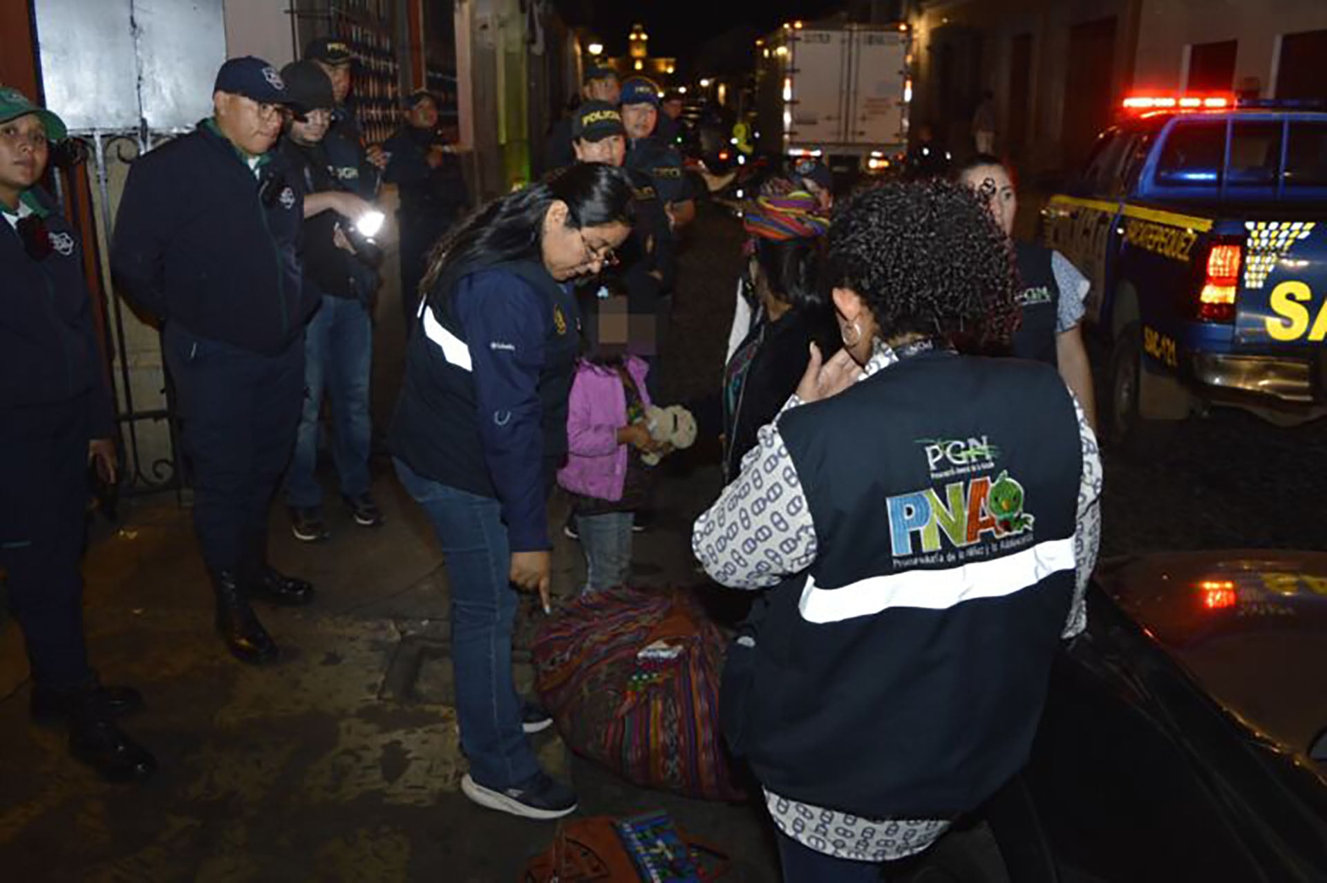 Miembros de la PGN de Guatemala y la policía actúan en una operación nocturna ante denuncias de mendicidad y trata de niños y adolescentes en la vía pública. ( PGN de Guatemala)