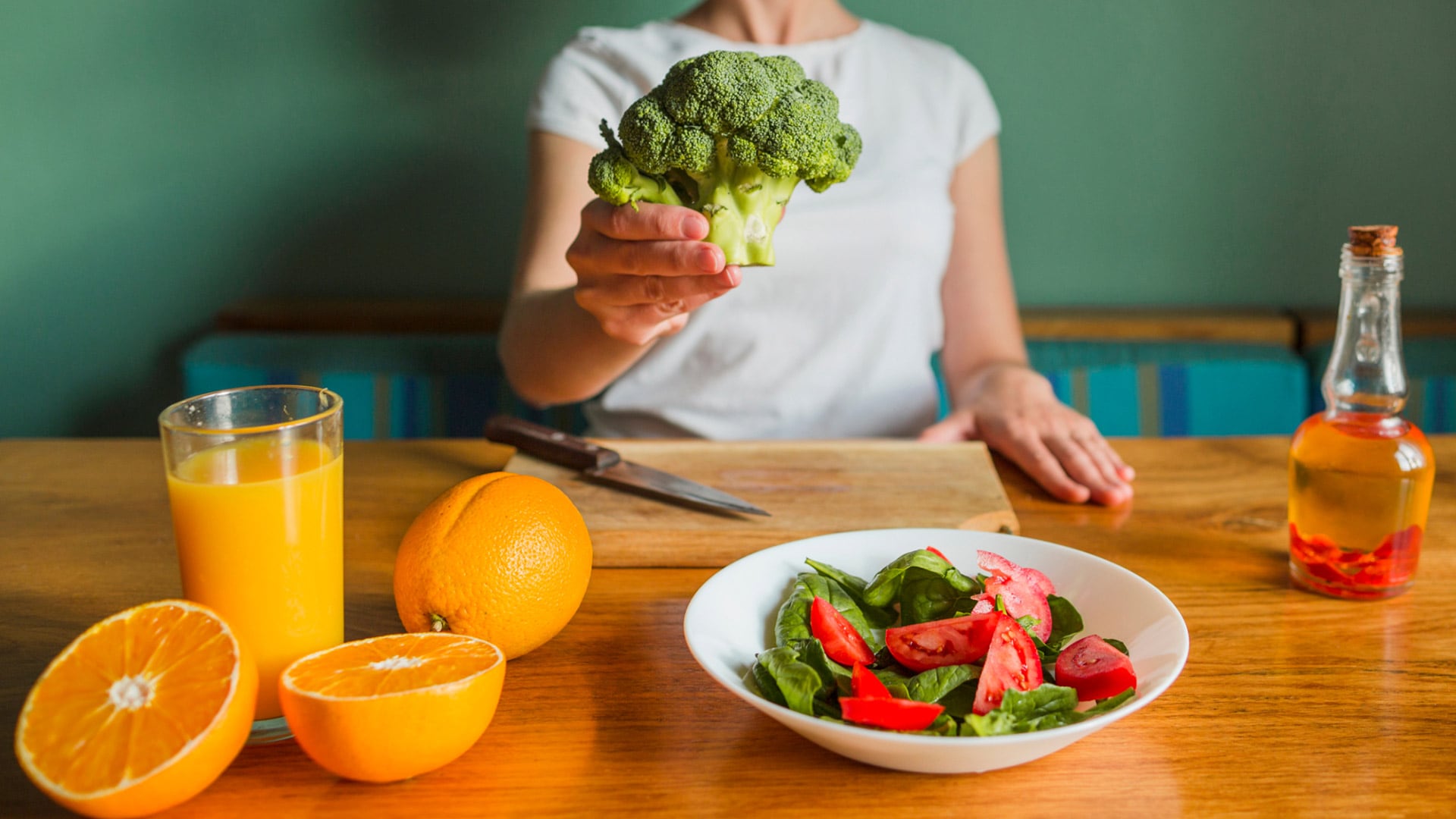 Incluir fibra y probióticos en la dieta fortalece el sistema digestivo y promueve una mejor salud intestinal (Freepik)