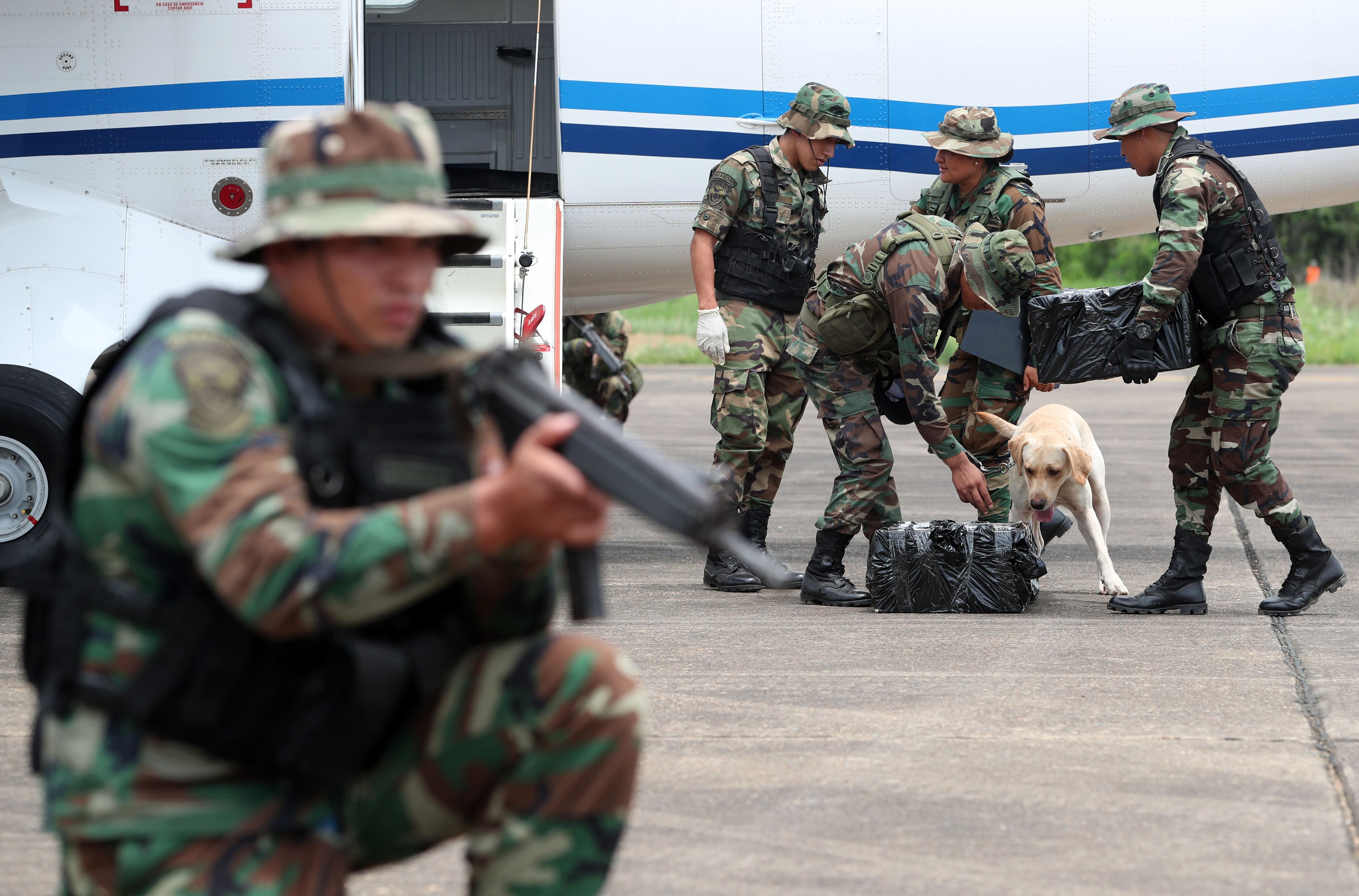 Fotografía de archivo en la que se registró un operativo policial antidrogas, tras la captura de una avioneta con un cargamento de narcóticos, en la región amazónica peruana de Madre de Dios, fronteriza con Brasil y Bolivia. EFE/Ernesto Arias