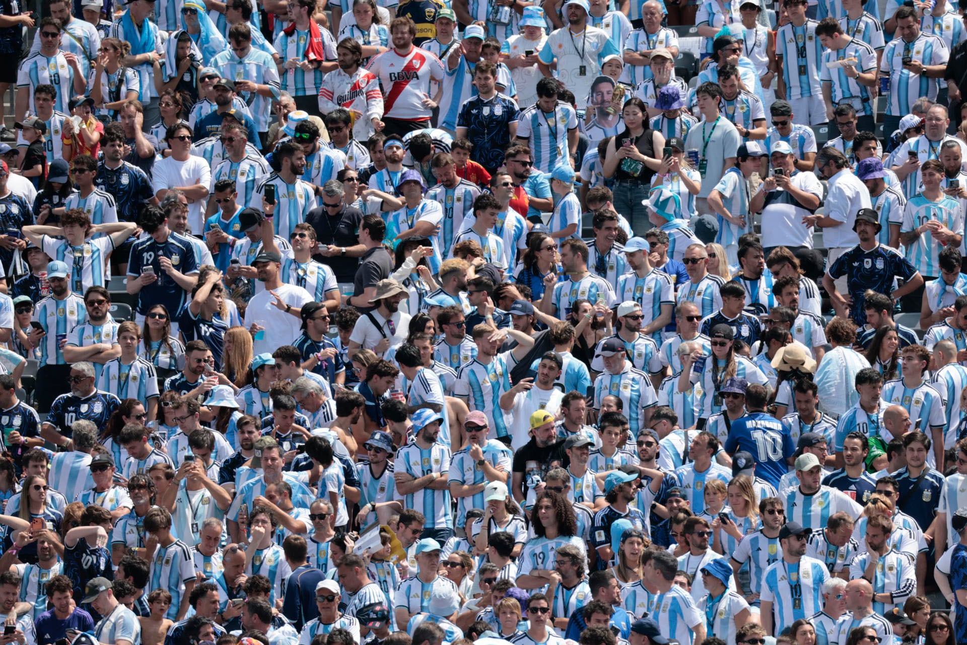 La AFA envió un emotivo mensaje a los hinchas y anunció que no todos los jugadores regresarán a la Argentina