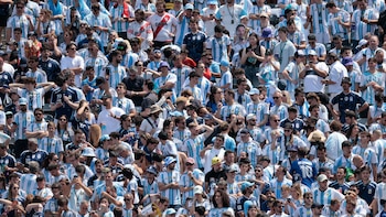 La AFA envió un emotivo mensaje a los hinchas y anunció que no todos los jugadores regresarán a la Argentina