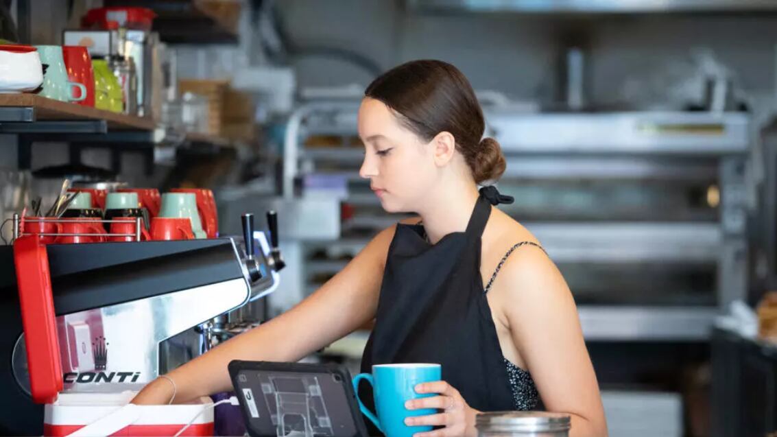 6 de cada 10 argentinos de clase media consideran que su empleo solo les permite subsistir pero no crecer económicamente - crédito Paola Chapdelaine/AFP
