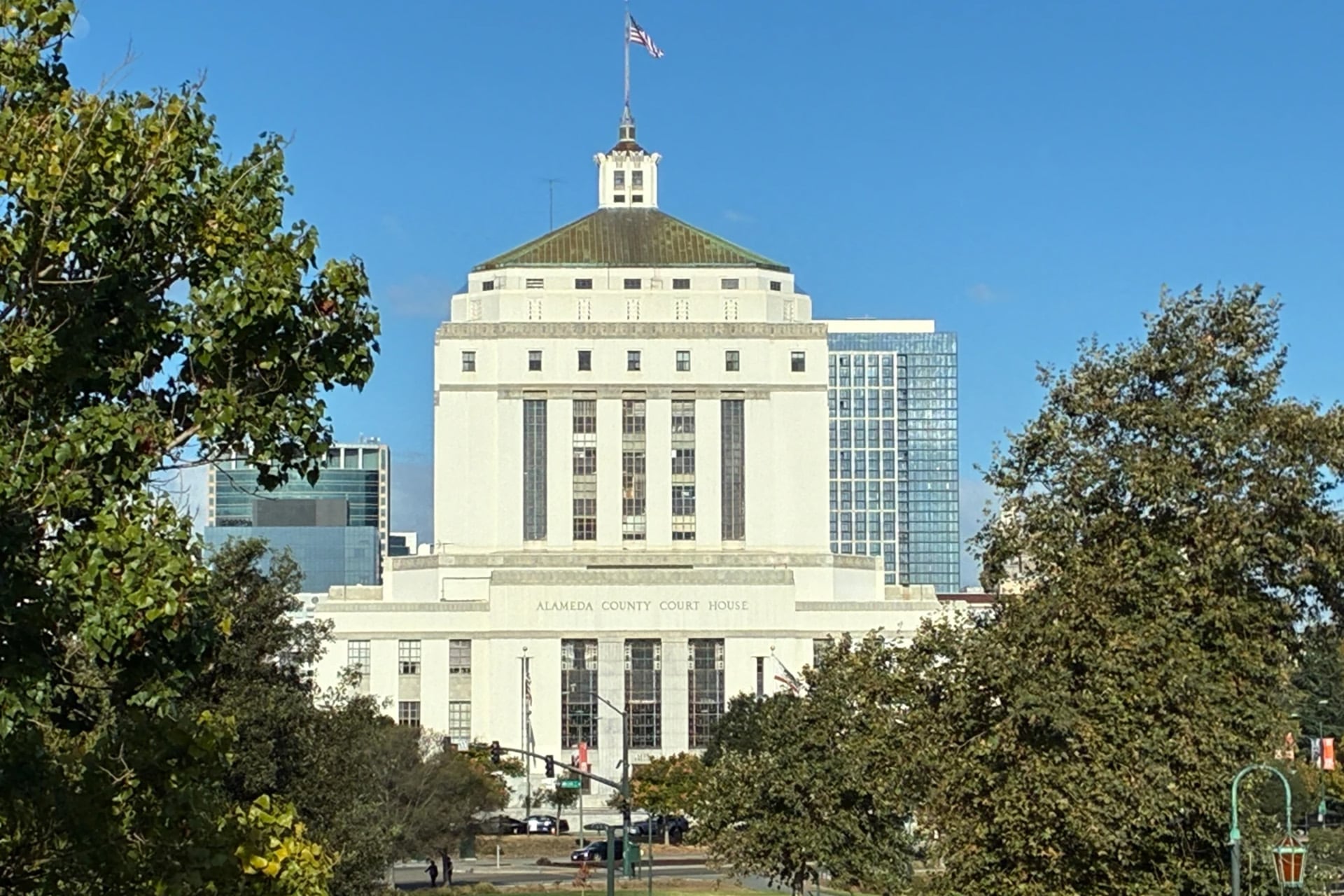 Los registros del tribunal del Condado de Alameda muestran que ambos cónyuges presentaron solicitudes de órdenes de restricción por violencia doméstica en 2025 (Darwin BondGraham/The Oaklandside via AP)