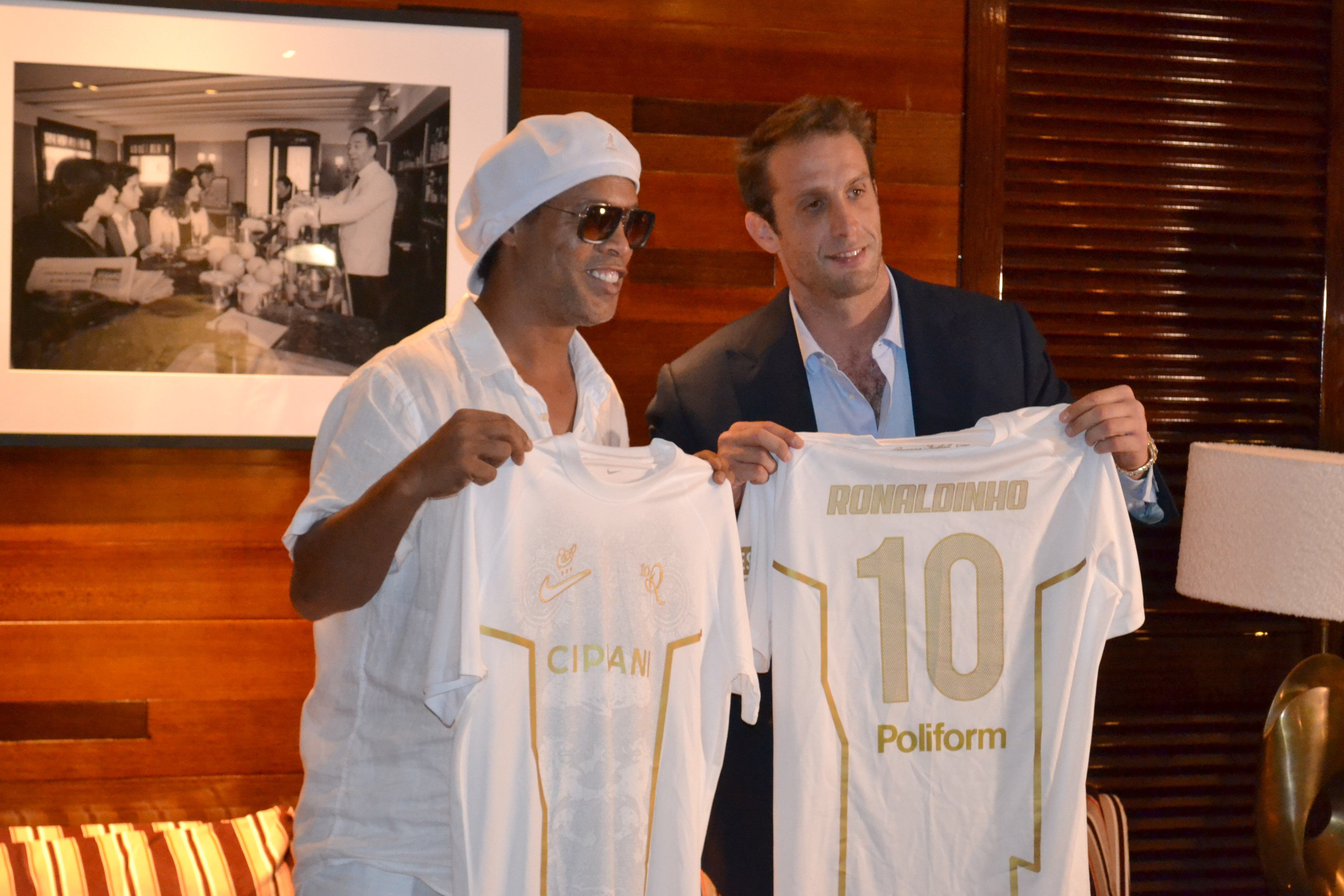 El astro brasileño Ronaldinho Gaúcho y el presidente del Ravenna, Ignazio Cipriani, posan con camisetas durante el anuncio, el 15 de junio en Miami, de su regreso al fútbol profesional a los 46 años de la mano del Ravenna FC italiano (EFE/ Antoni Belchi)