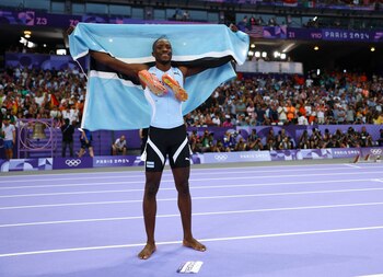 Tebogo con la bandera de