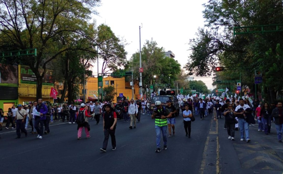 La marcha de los trabajadores del IMSS cierra la circulación en Eje Central Lázaro Cárdenas.
Crédito: X/ @OVIALCDMX