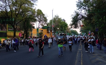 La marcha de los trabajadores del IMSS cierra la circulación en Eje Central Lázaro Cárdenas.
Crédito: X/ @OVIALCDMX