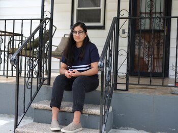 Minnoli Aya, de 19 años, perdió a su Madre Madhvi, una enfermera, como consecuencia del nuevo coronavirus. REUTERS/Caitlin Ochs