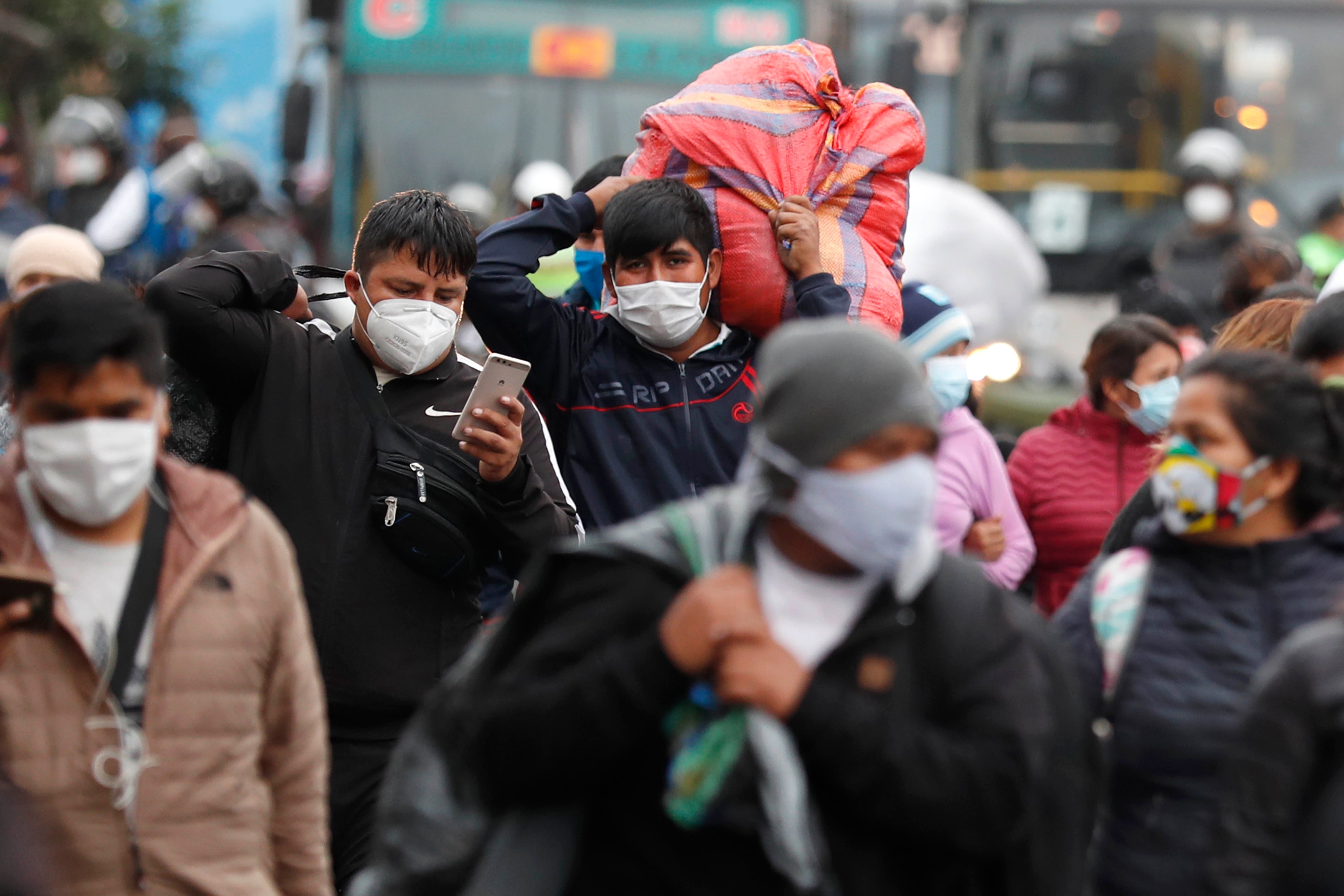 El estado de emergencia está vigente en Perú y se extiende hasta el 30 de junio, pero el Ejecutivo ha adelantado el reinicio de actividades económicas, debido al colapso de su economía y al alto número de personas circulando por las calles buscándose ingresos. EFE/Paolo Aguilar/Archivo