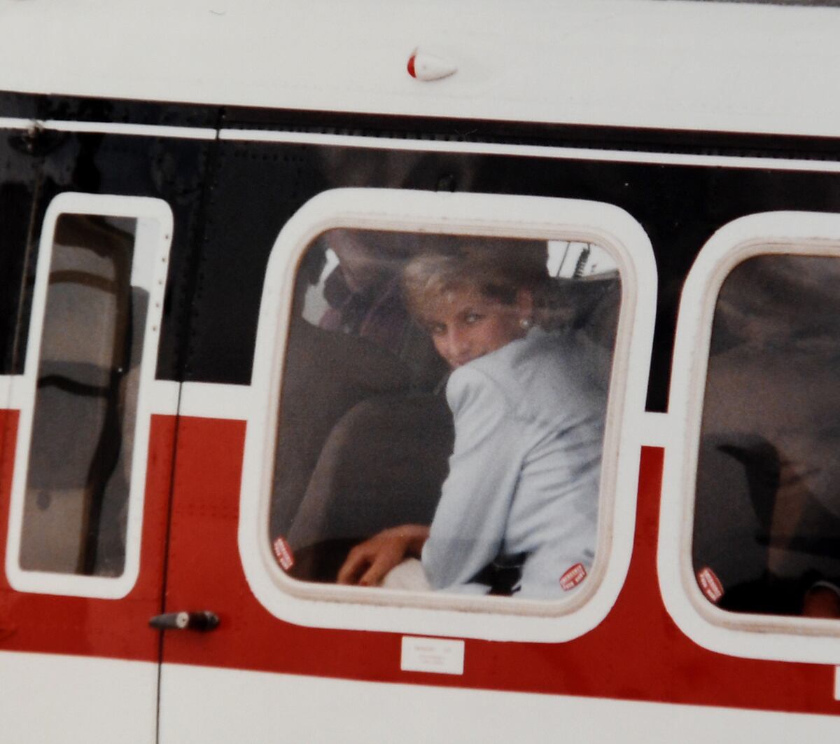 La última foto de la princesa, mirando detrás de su hombro, dejando un recuerdo imborrable para todo un pueblo